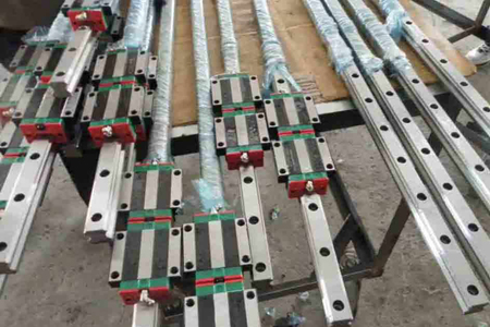 寬幅型滾珠直線導(dǎo)軌WE系列預(yù)壓力及潤滑方式